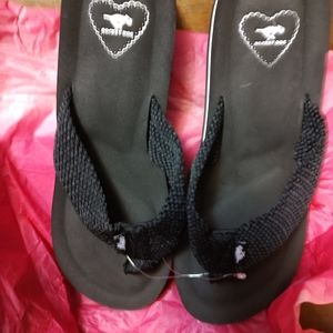 Ladies Size 9 Rocket Dog flip flops